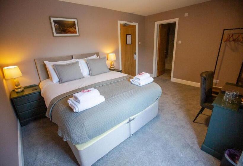 فندق Woodfalls Inn