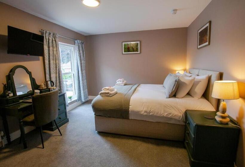 فندق Woodfalls Inn