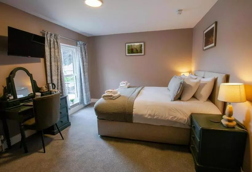 Отель Woodfalls Inn