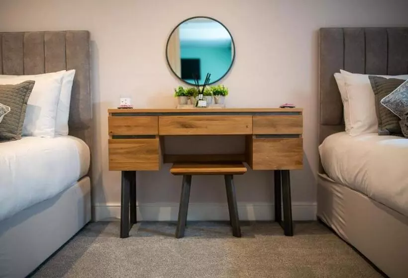 Отель Woodfalls Inn