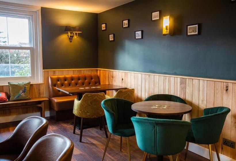 فندق Woodfalls Inn