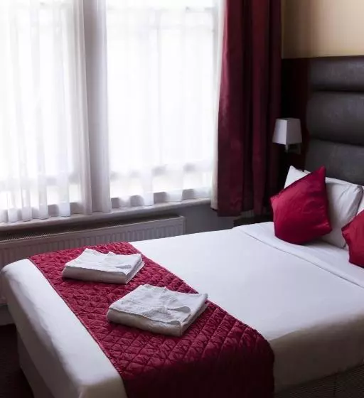 בית מלון כפרי Lord Jim  Earls Court