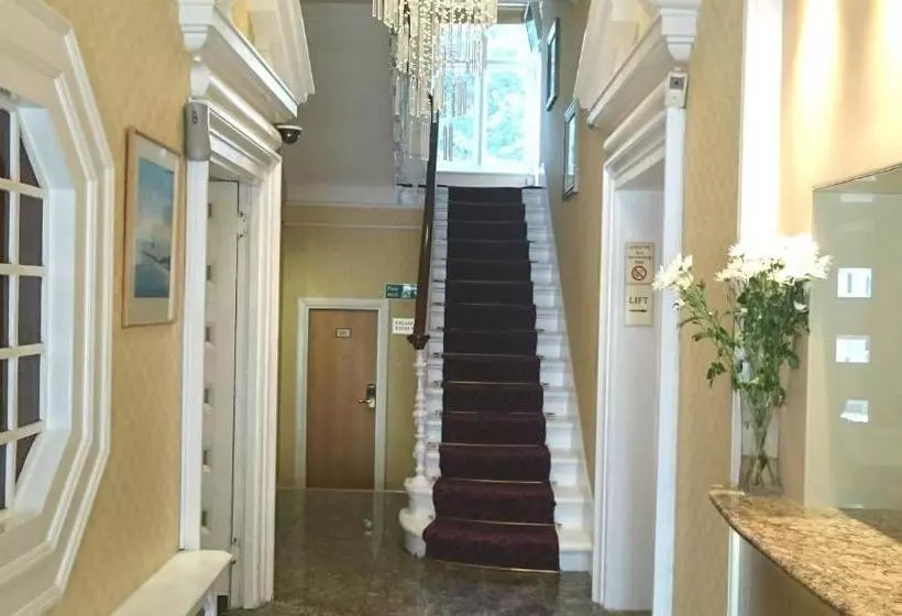 בית מלון כפרי Lord Jim  Earls Court