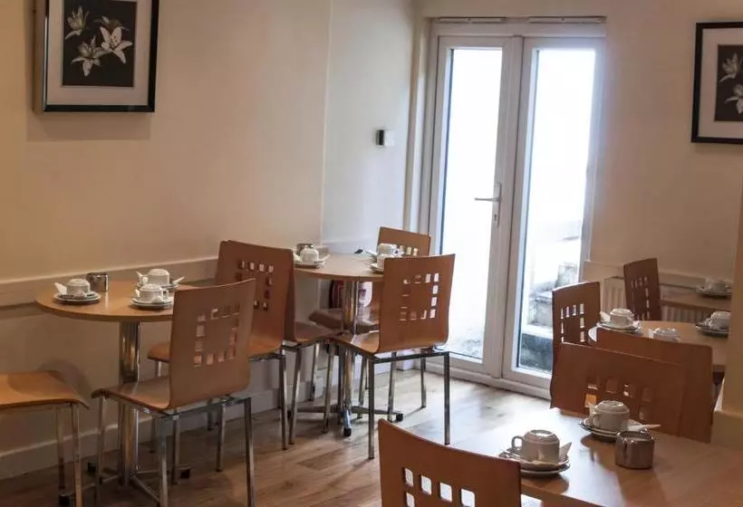 בית מלון כפרי Lord Jim  Earls Court