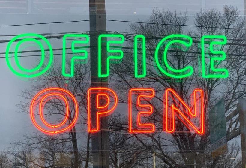 בית מלון כפרי Coliseum Inn & Suites Garden City Long Island