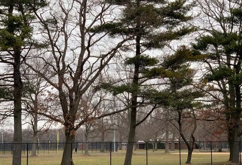 ホテル Coliseum Inn & Suites  Garden City Long Island