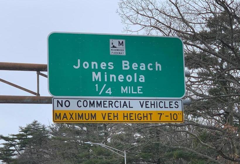 בית מלון כפרי Coliseum Inn & Suites  Garden City Long Island