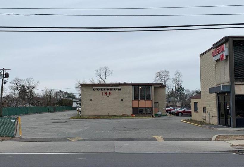 בית מלון כפרי Coliseum Inn & Suites Garden City Long Island