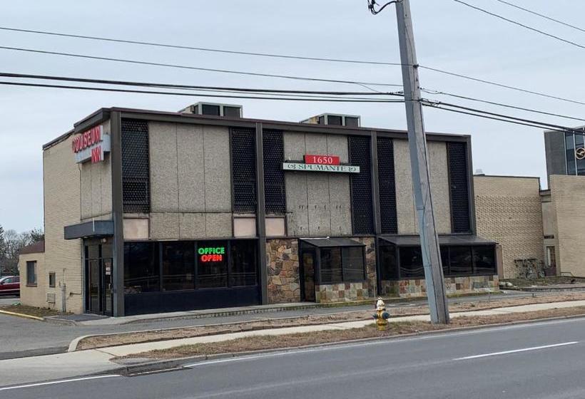 בית מלון כפרי Coliseum Inn & Suites Garden City Long Island