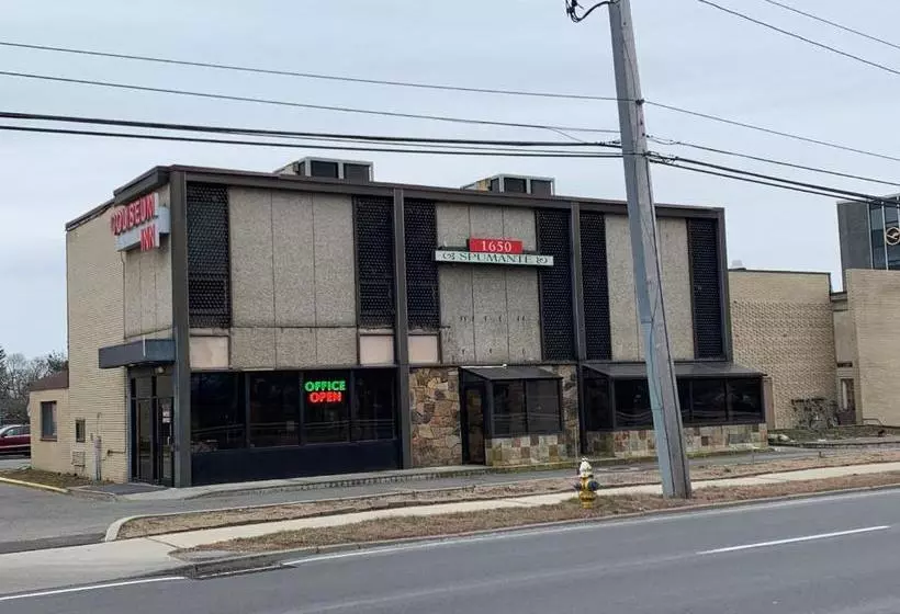 ホテル Coliseum Inn & Suites  Garden City Long Island