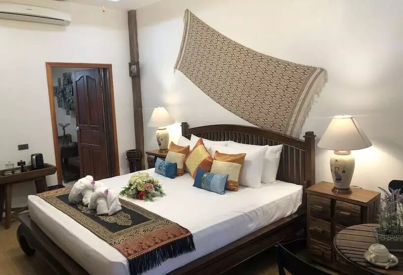 هتل On The Mekong Resort