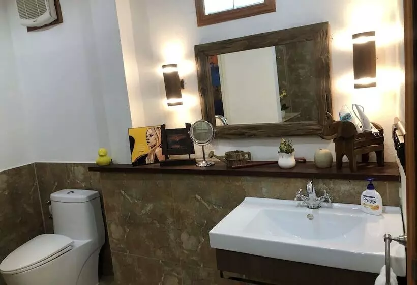 هتل On The Mekong Resort