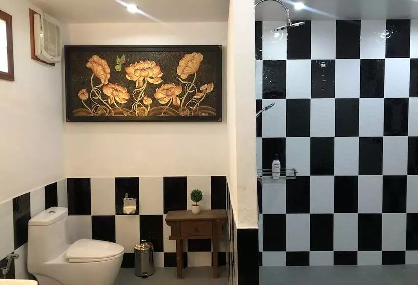 هتل On The Mekong Resort