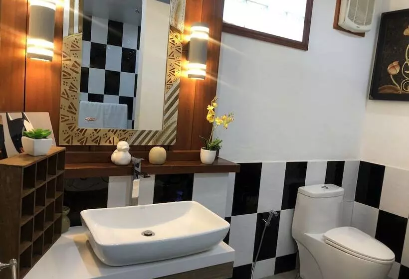 هتل On The Mekong Resort