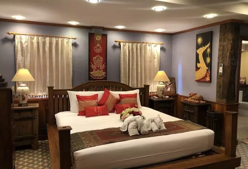 هتل On The Mekong Resort