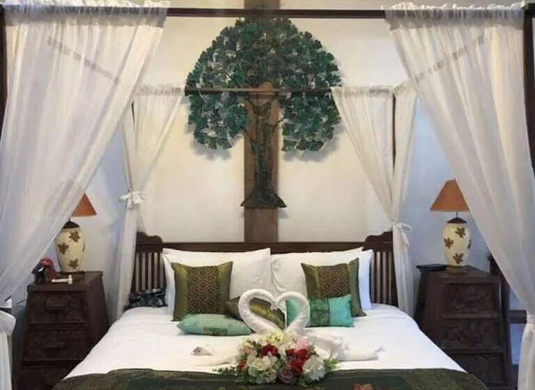 هتل On The Mekong Resort