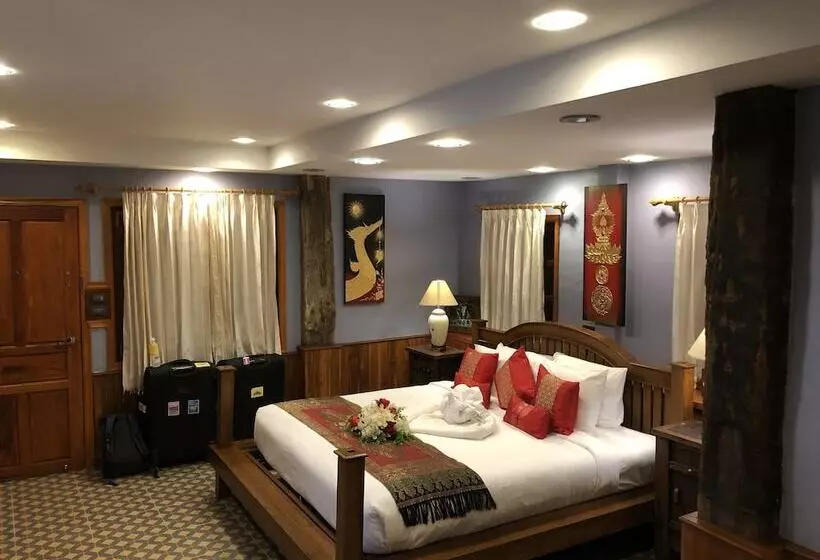 هتل On The Mekong Resort