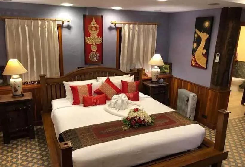 هتل On The Mekong Resort