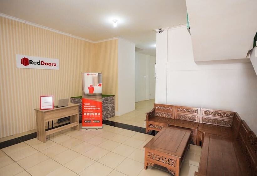 بنسيون Reddoorz Near Plaza Araya Malang