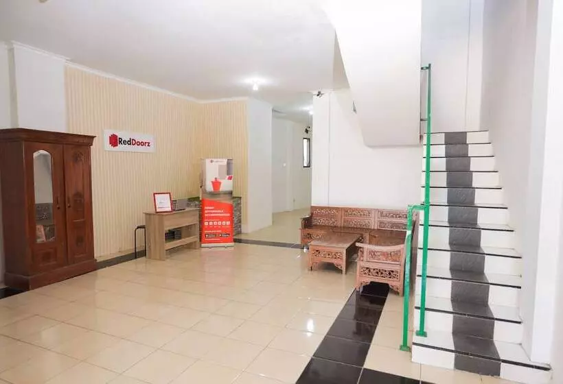 پانسیون Reddoorz Near Plaza Araya 2