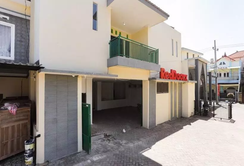 پانسیون Reddoorz Near Plaza Araya 2