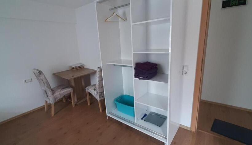 Hostal Biberach Riss Zimmer Frei, Einzel Zimmer Bad Küche