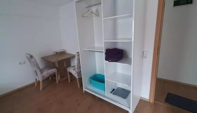 Hostelli Biberach Riss Zimmer Frei, Einzel Zimmer Bad Küche