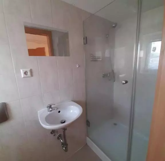 Hostelli Biberach Riss Zimmer Frei, Einzel Zimmer Bad Küche