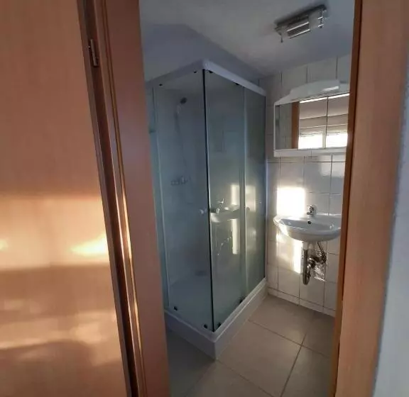 Hostelli Biberach Riss Zimmer Frei, Einzel Zimmer Bad Küche