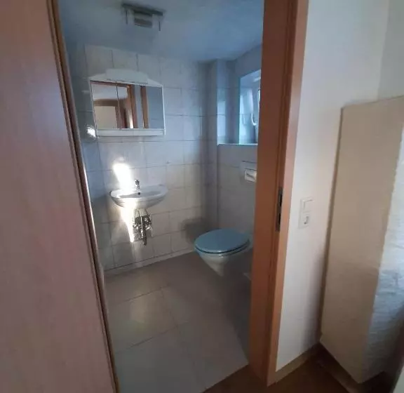 Hostelli Biberach Riss Zimmer Frei, Einzel Zimmer Bad Küche