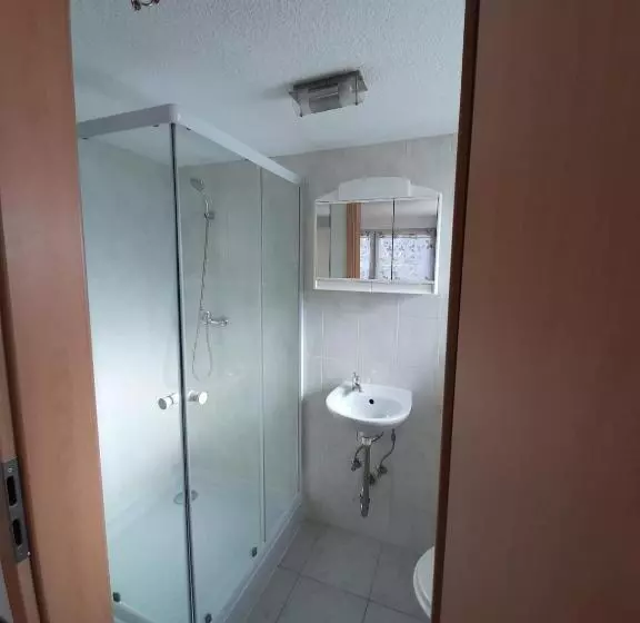 Hostelli Biberach Riss Zimmer Frei, Einzel Zimmer Bad Küche