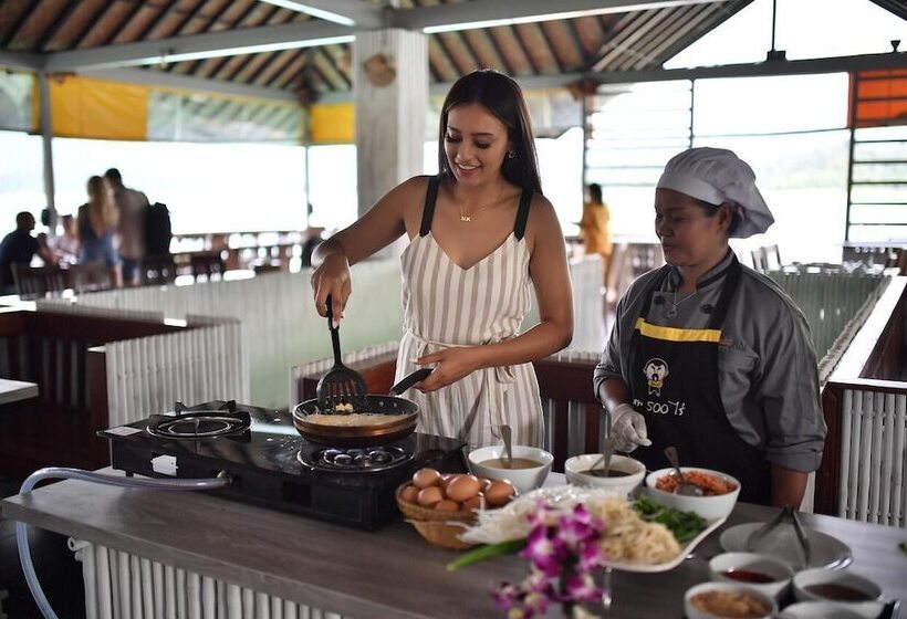 호텔 500 Rai Khao Sok Floating Resort