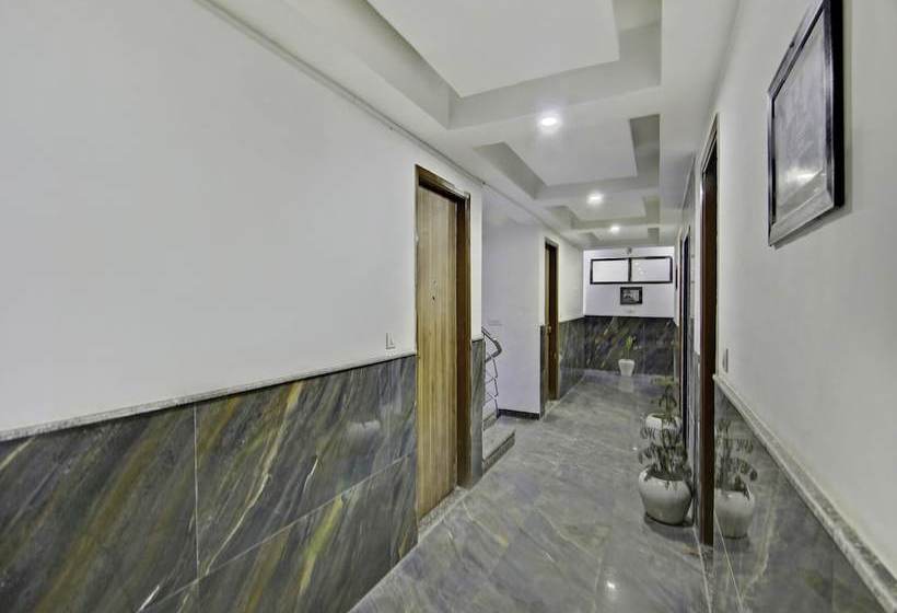 Oyo 39565 Decent Studio Cyber Hub