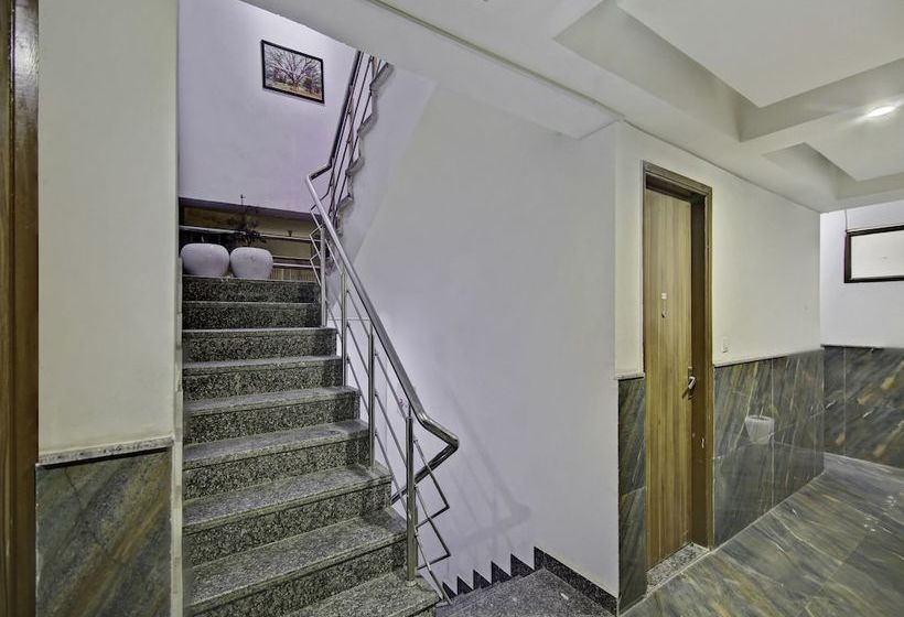 Oyo 39565 Decent Studio Cyber Hub