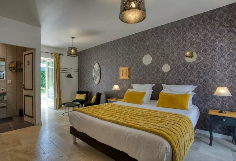 Domaine Des Pierres Blanches   B&b