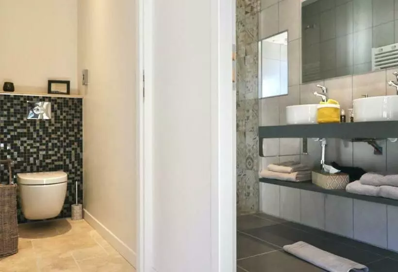Domaine Des Pierres Blanches   B&b