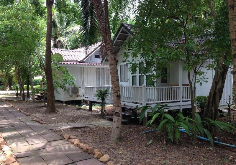 ホテル Young Coconut Garden Home Resort