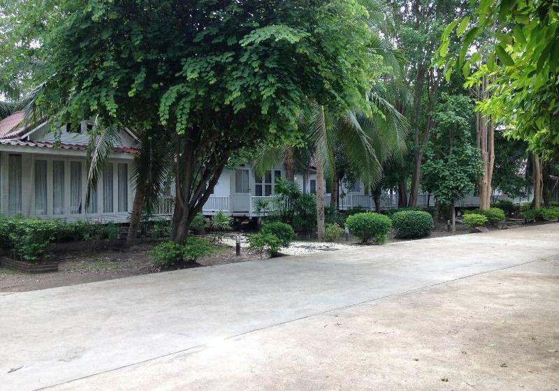 ホテル Young Coconut Garden Home Resort