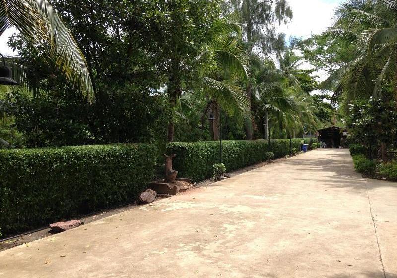 ホテル Young Coconut Garden Home Resort