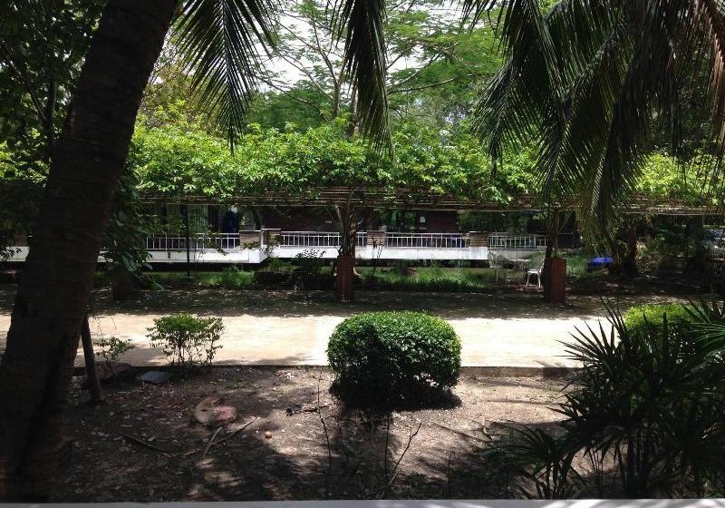 ホテル Young Coconut Garden Home Resort