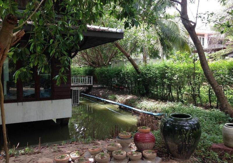 ホテル Young Coconut Garden Home Resort