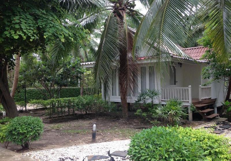 ホテル Young Coconut Garden Home Resort