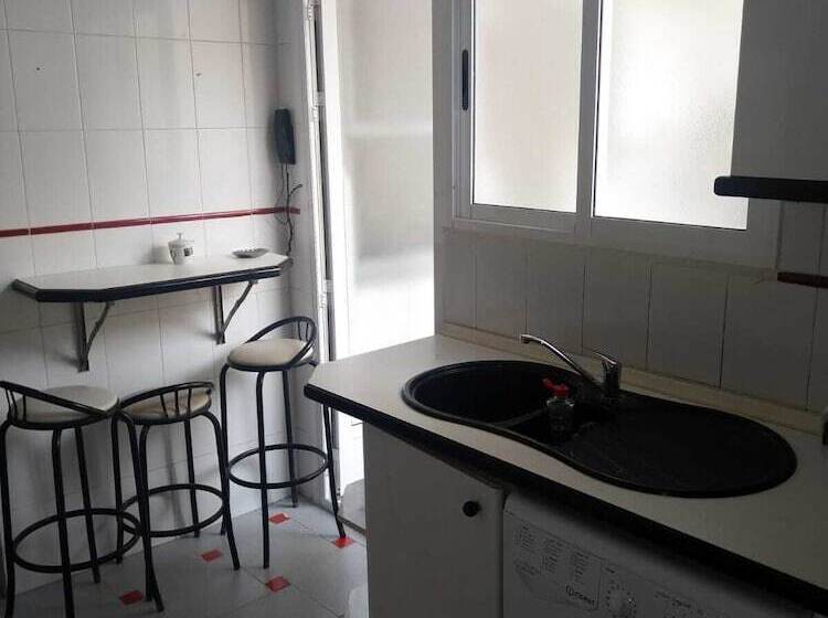 پانسیون Tropic Rooms