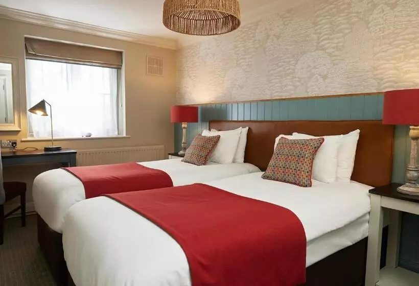 Отель Feathers By Chef & Brewer Collection