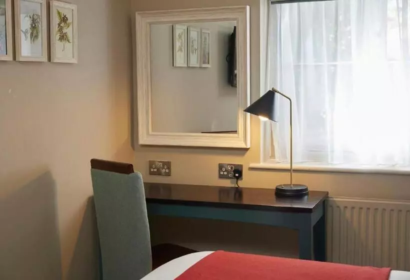 Отель Feathers By Chef & Brewer Collection