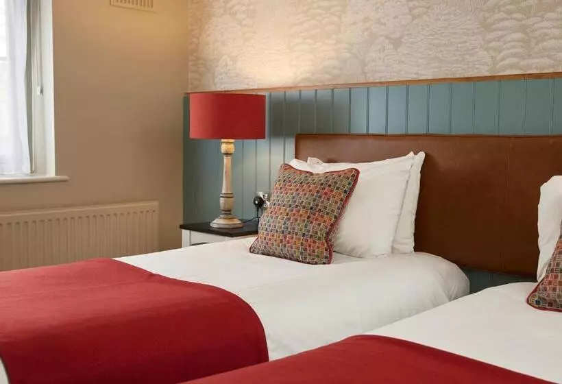 Отель Feathers By Chef & Brewer Collection