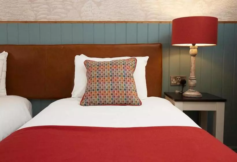 Отель Feathers By Chef & Brewer Collection