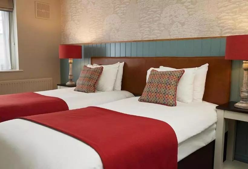 Отель Feathers By Chef & Brewer Collection