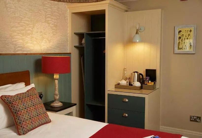 Отель Feathers By Chef & Brewer Collection