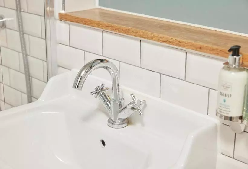 Отель Feathers By Chef & Brewer Collection